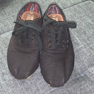 Tom’s Canvas Lace Up Sz 8